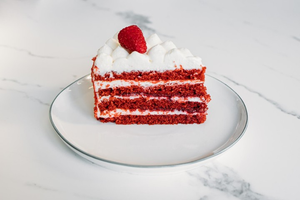 Rebanada de pastel de terciopelo rojo