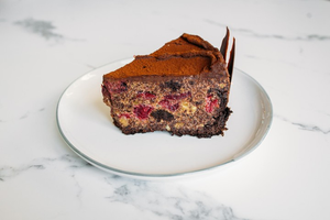 Rebanada de chocolate con cereza y nueces