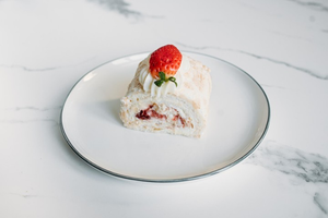 Rebanada de brazo gitano de merengue con cereza
