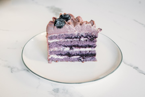 Rebanada de pastel de arándanos con limón
