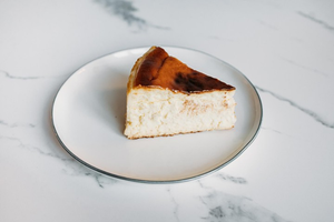 Rebanada de tarta de queso vasca