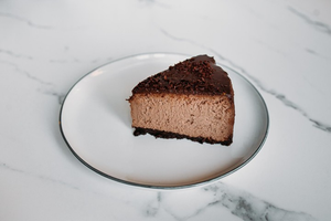 Rebanada de pastel de queso de chocolate