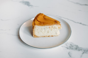 Rebanada de tarta de queso con pera y gorgonzola