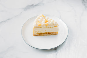 Rebanada de pastel con mango y coco