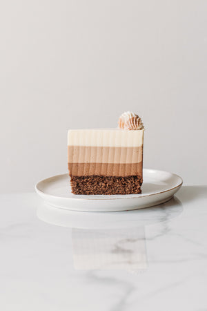 Rebanada de pastel de tres chocolates